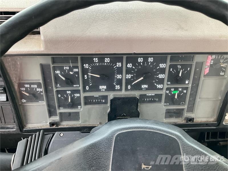 International 4900 Teherautóra szerelt emelők és állványok