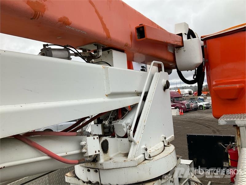 International 4900 Teherautóra szerelt emelők és állványok