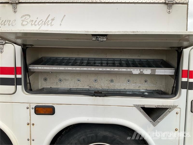 International 4900 Teherautóra szerelt emelők és állványok