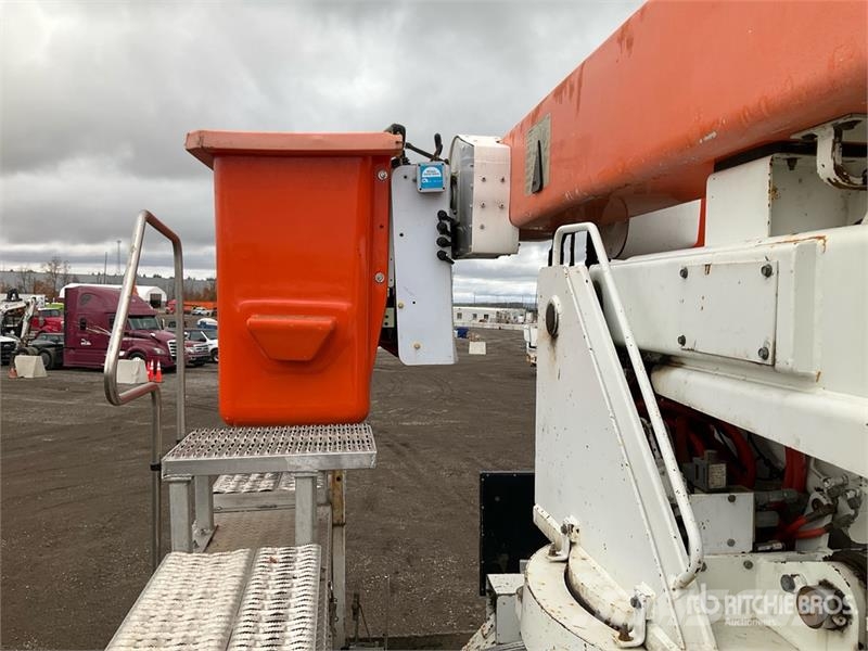 International 4900 Teherautóra szerelt emelők és állványok