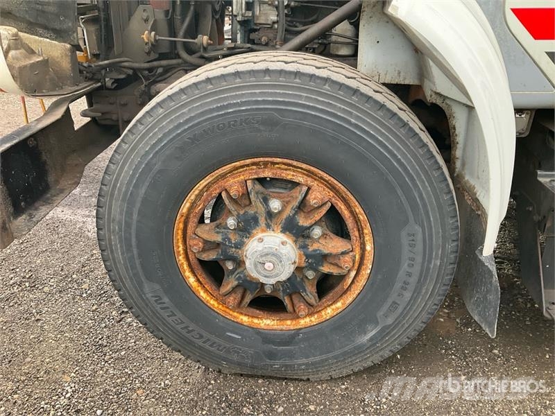 International 4900 Teherautóra szerelt emelők és állványok