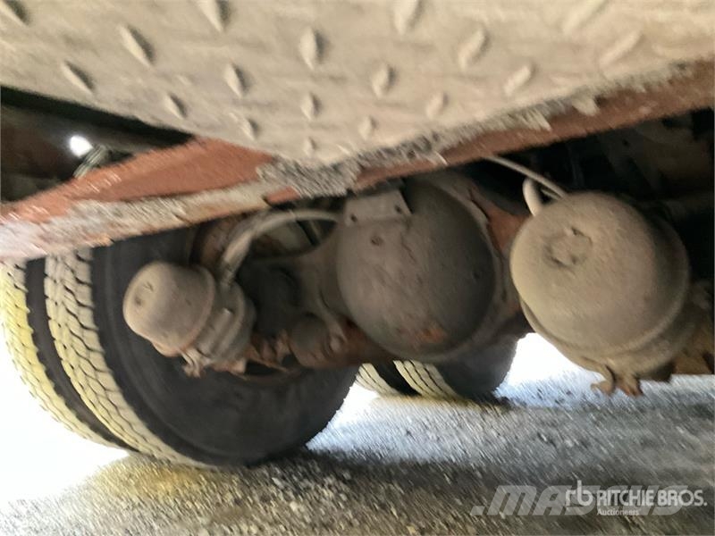 International 4900 Teherautóra szerelt emelők és állványok