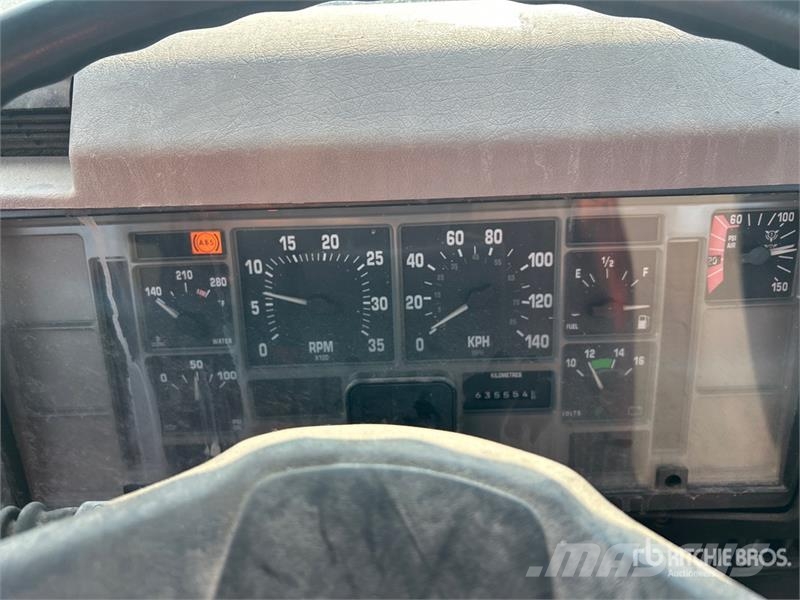 International 4900 Cabinas