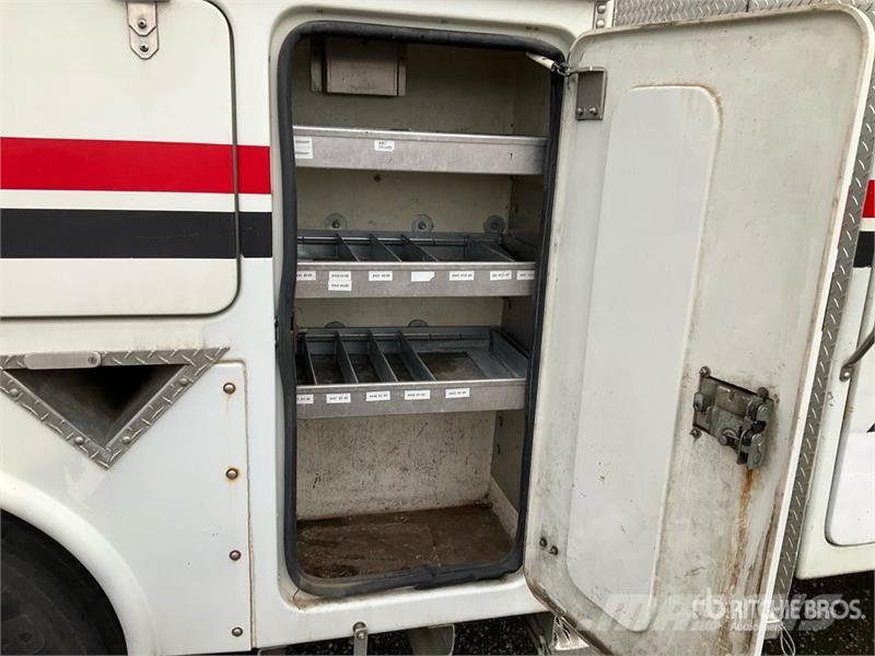 International 4900 Teherautóra szerelt emelők és állványok