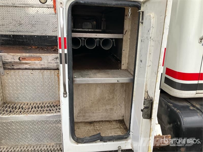 International 4900 Teherautóra szerelt emelők és állványok