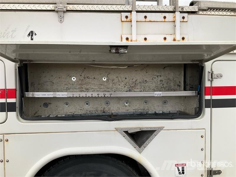 International 4900 Teherautóra szerelt emelők és állványok