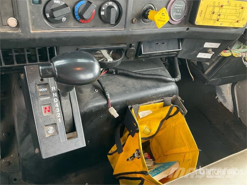 International 4900 Teherautóra szerelt emelők és állványok