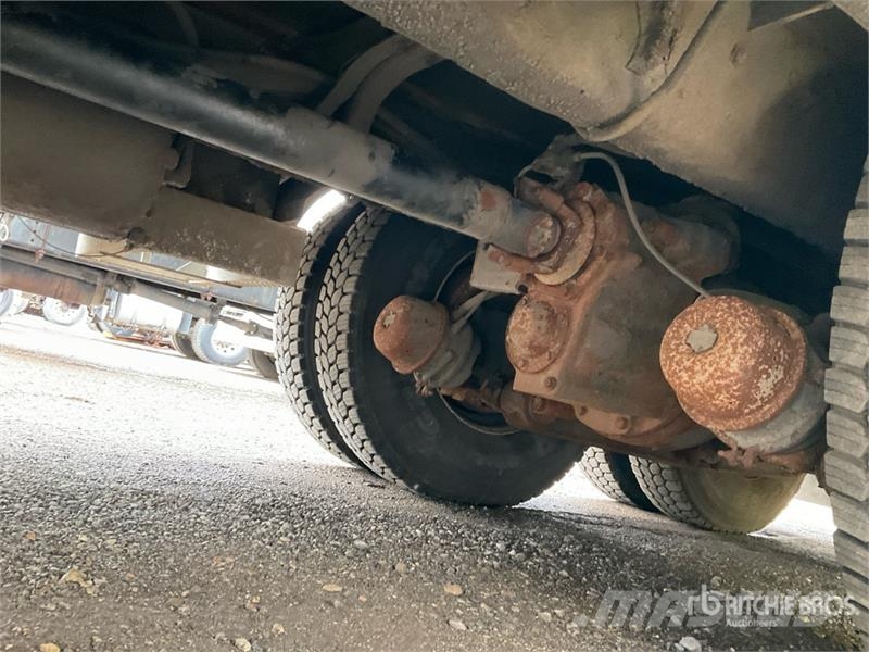 International 4900 Teherautóra szerelt emelők és állványok