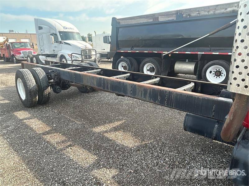 International 4900 Cabinas