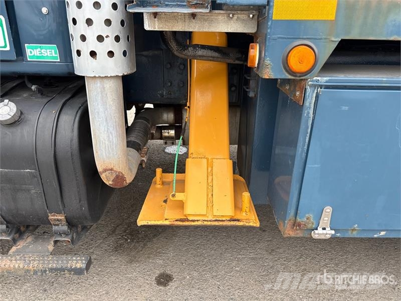 International 4900 Mobile drill rig trucks