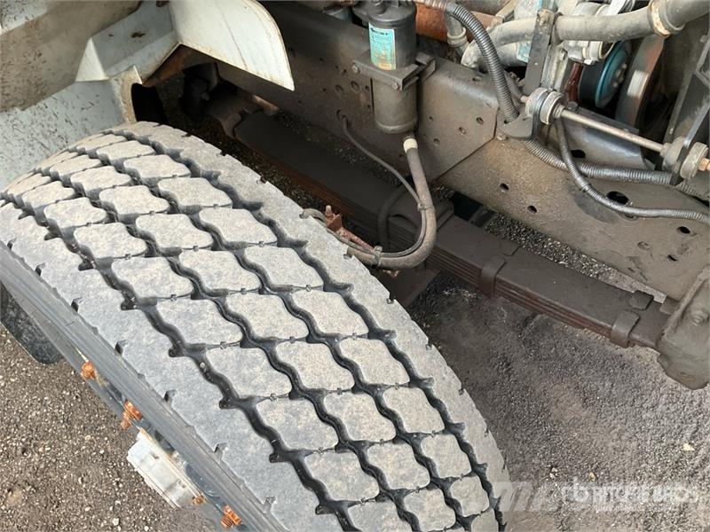 International 4900 Teherautóra szerelt emelők és állványok