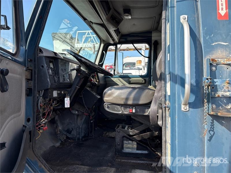 International 4900 卡車裝載高空作業車