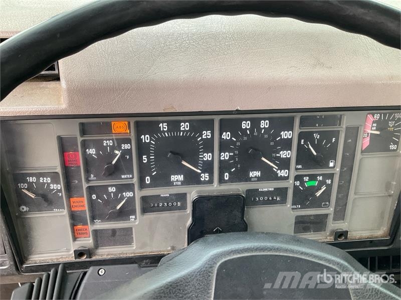 International 4900 Teherautóra szerelt emelők és állványok