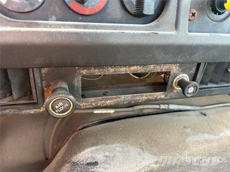 International 4900 Cabinas
