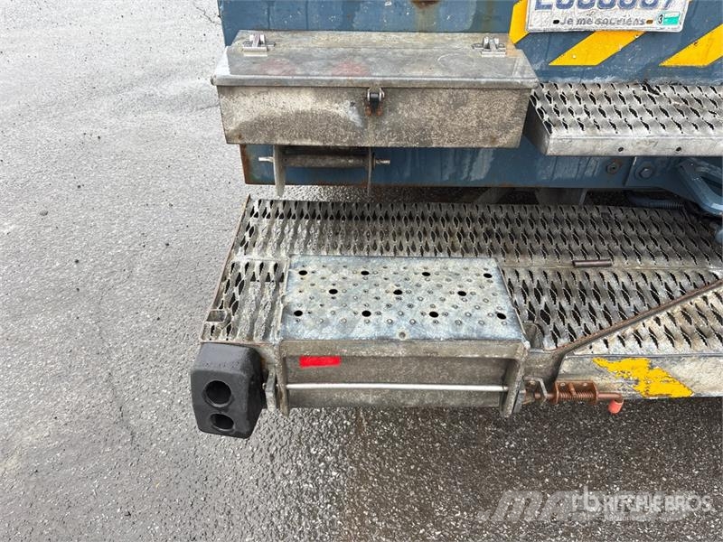 International 500-50-RUT 50 ft on International 4400 6x4 Bucket Auto košare