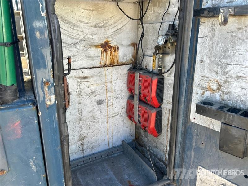 International 500-50-RU 50 ft on  International 7400 SBA 6x4 Ext Lastbilmonterede lifte