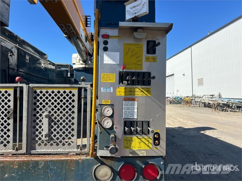 International 500-50-RU 50 ft on  International 7400 SBA 6x4 Ext Lastbilmonterede lifte