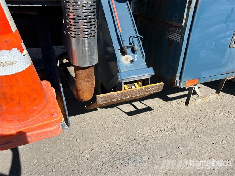 International 500-50-RU 50 ft on  International 7400 SBA 6x4 Ext Lastbilmonterede lifte