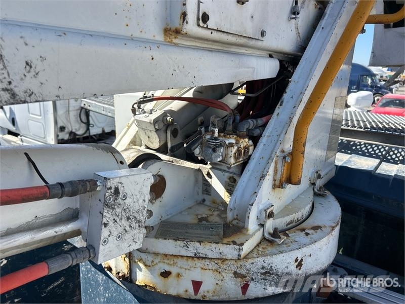 International 500-50-RU 50 ft on  International 7400 SBA 6x4 Ext Lastbilmonterede lifte