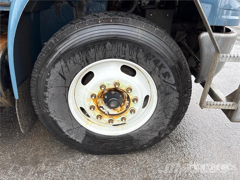 International 500-50-RUT 50 ft on International 4400 6x4 Bucket Auto košare