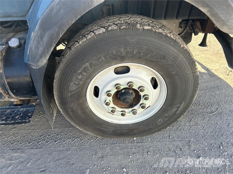International 500-50-RU 50 ft on  International 7400 SBA 6x4 Ext Lastbilmonterede lifte