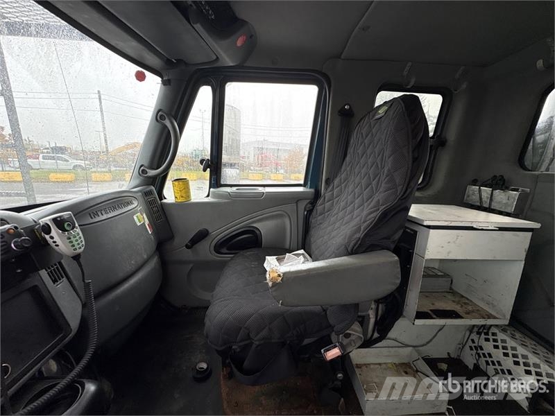 International 500-50-RUT 50 ft on International 4400 6x4 Bucket Auto košare