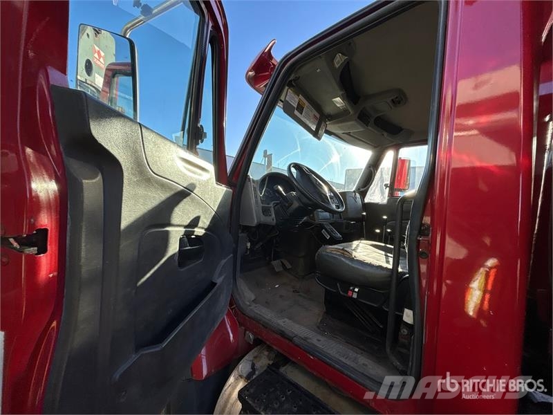 International 7400 Komunální / Multi-užitková vozidla