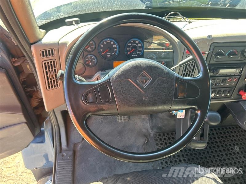 International 7400 Nostolava-autot