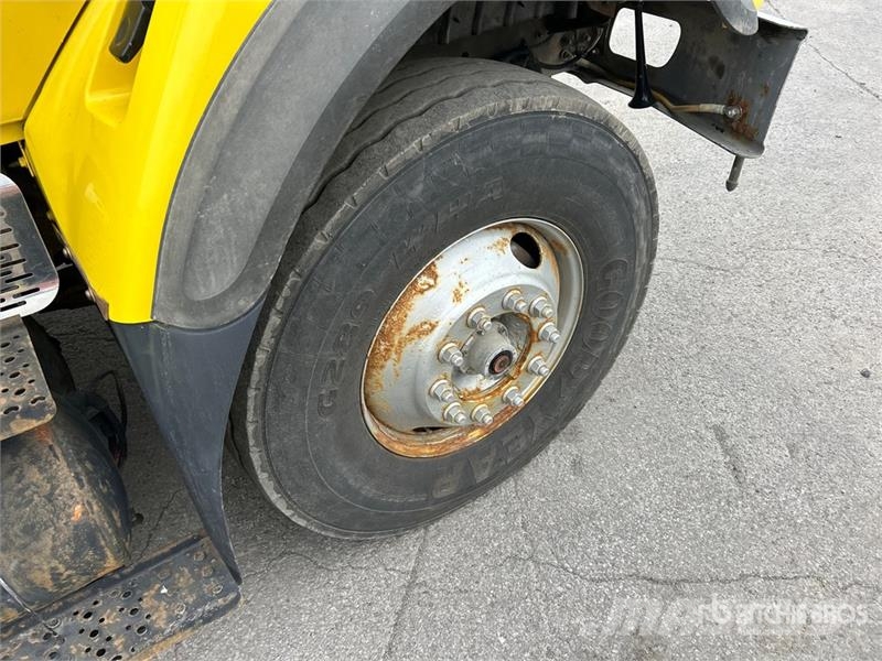 International 7400 Camion nacelle