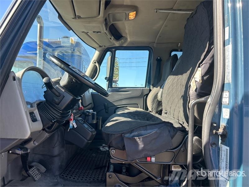 International 7400 Nostolava-autot