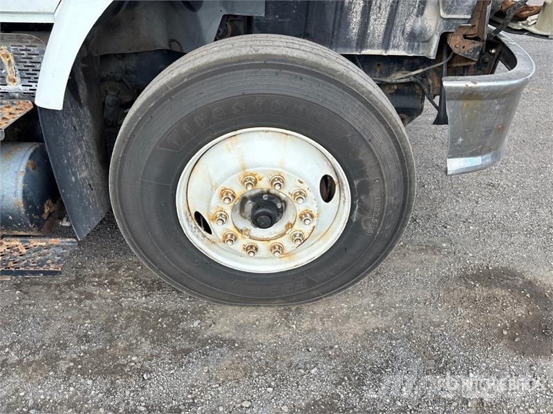 International 7400 Camion nacelle