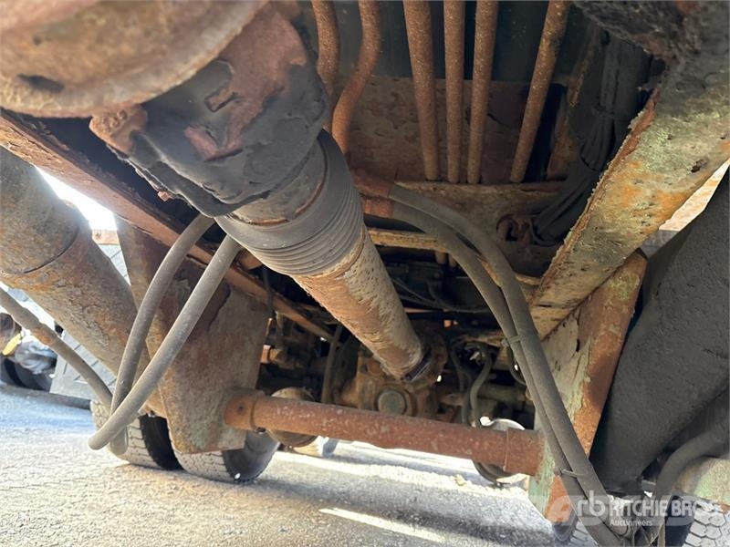 International 7600 Camiones portacubetas