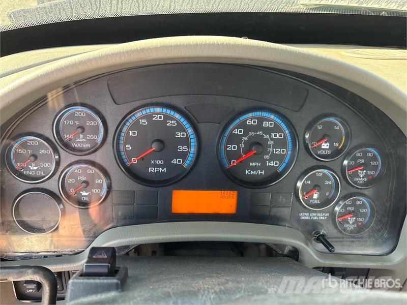 International 7600 Camiones portacubetas
