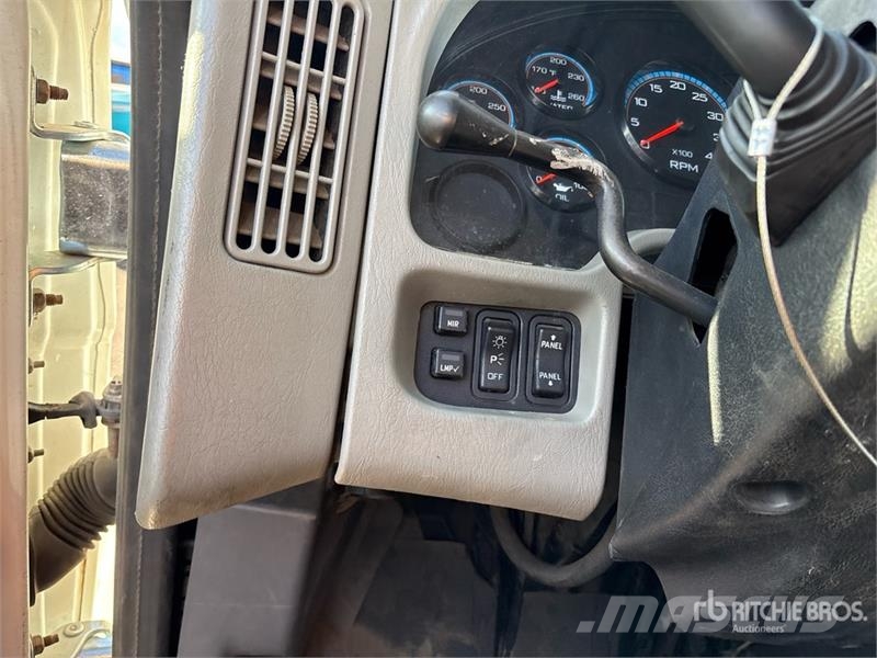 International 7600 Camiones portacubetas