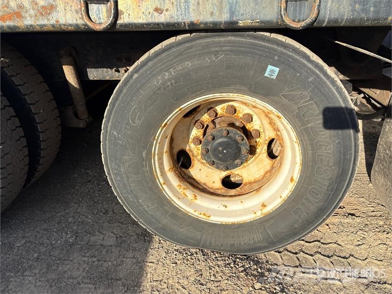 International 7600 Camiones portacubetas
