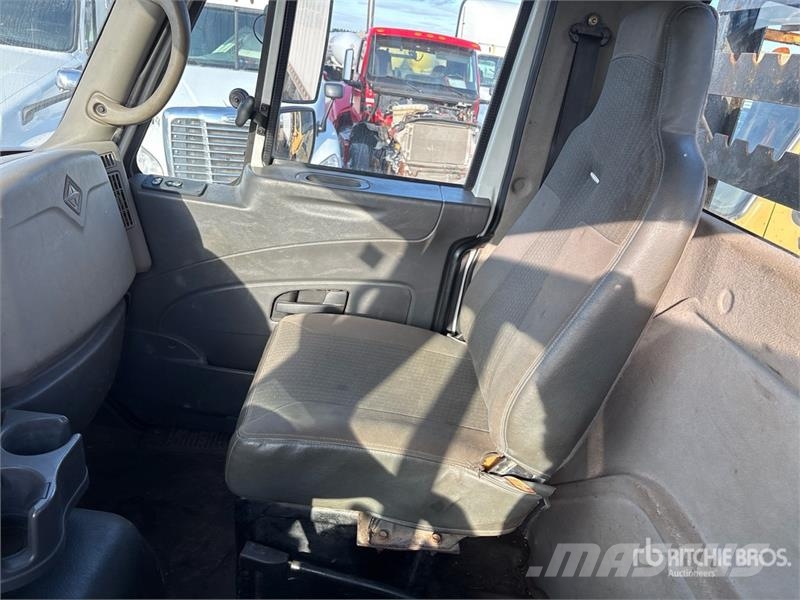 International 7600 Camiones portacubetas