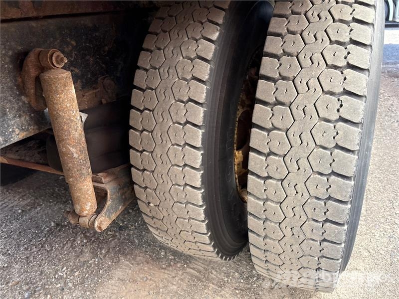 International 7600 Camiones portacubetas