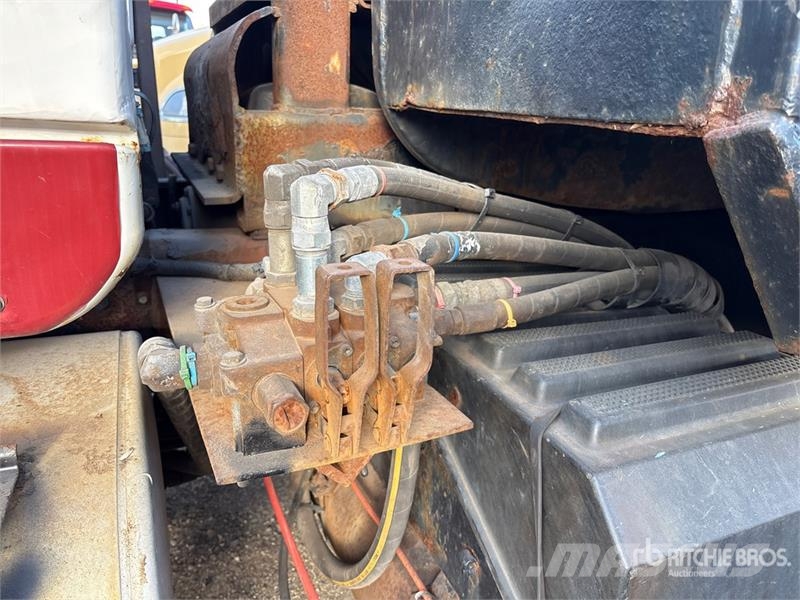 International 7600 Camiones portacubetas