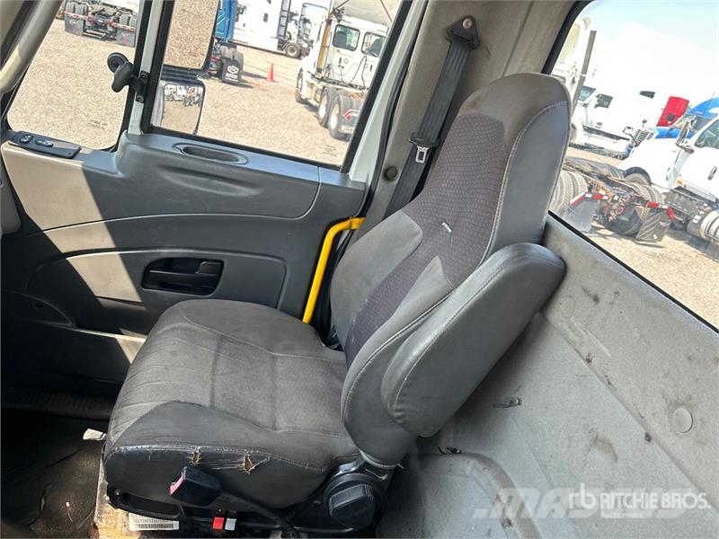 International 7600 Cabinas
