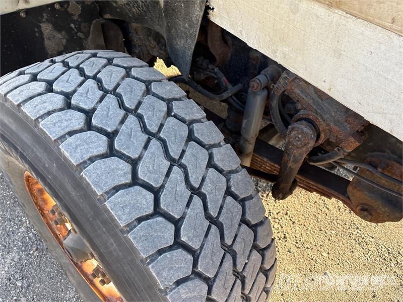 International 7600 Camiones portacubetas