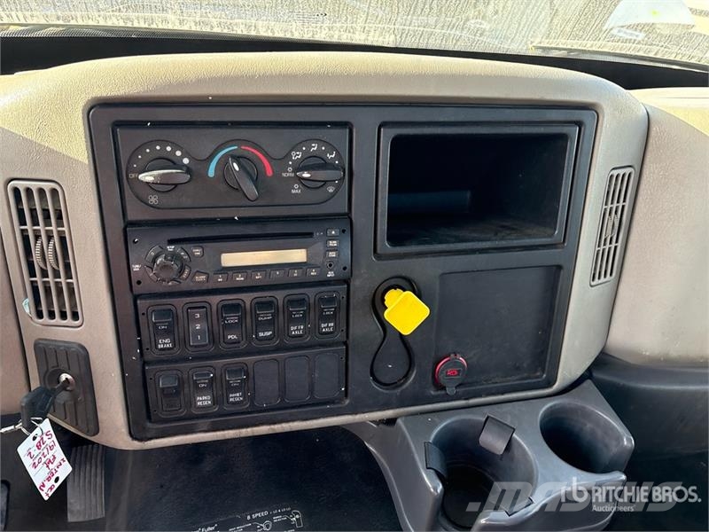 International 7600 Camiones portacubetas