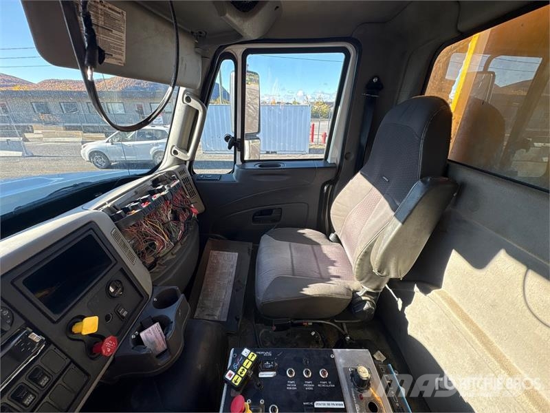 International 7600 SBA 8x4 Twin-Steer Vacuum Tanker Truck 组合/真空油槽车