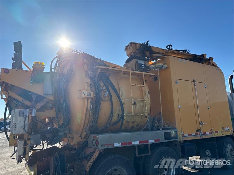 International 7600 SBA 8x4 Twin-Steer Vacuum Tanker Truck 组合/真空油槽车