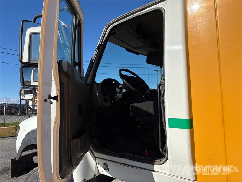 International 7600 SBA 8x4 Twin-Steer Vacuum Tanker Truck 组合/真空油槽车