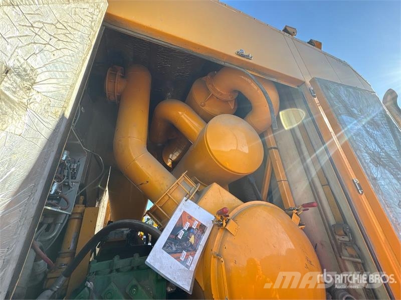 International 7600 SBA 8x4 Twin-Steer Vacuum Tanker Truck 组合/真空油槽车