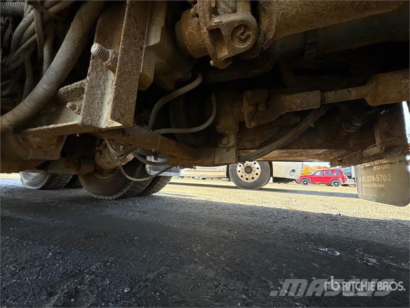 International 7600 SBA 8x4 Twin-Steer Vacuum Tanker Truck 组合/真空油槽车