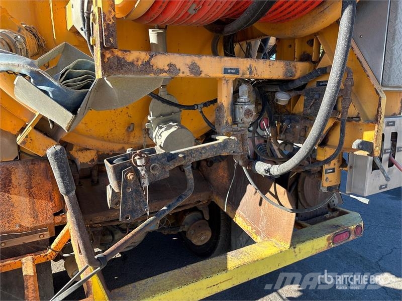 International 7600 SBA 8x4 Twin-Steer Vacuum Tanker Truck 组合/真空油槽车