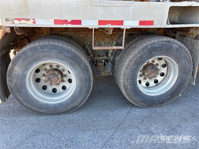 International 7600 SBA 8x4 Twin-Steer Vacuum Tanker Truck 组合/真空油槽车