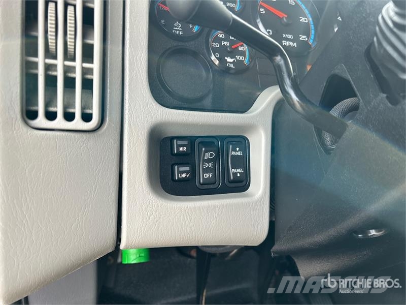 International 8600 كابينة والداخلية
