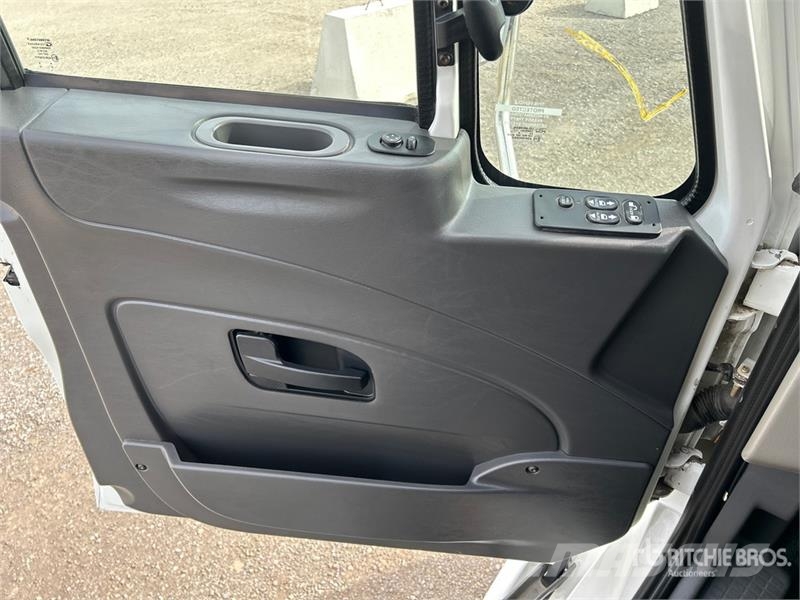 International 8600 كابينة والداخلية